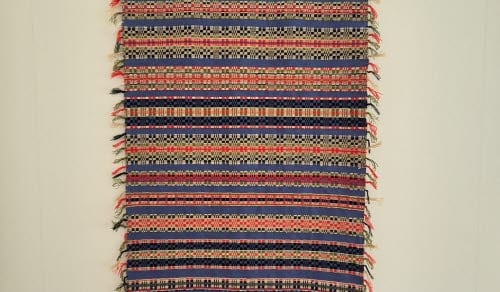 Nyvävt gåvokläde i munkabälte efter en gammal förlaga från Bollnäs-Voxnadalens hemslöjdsförening.