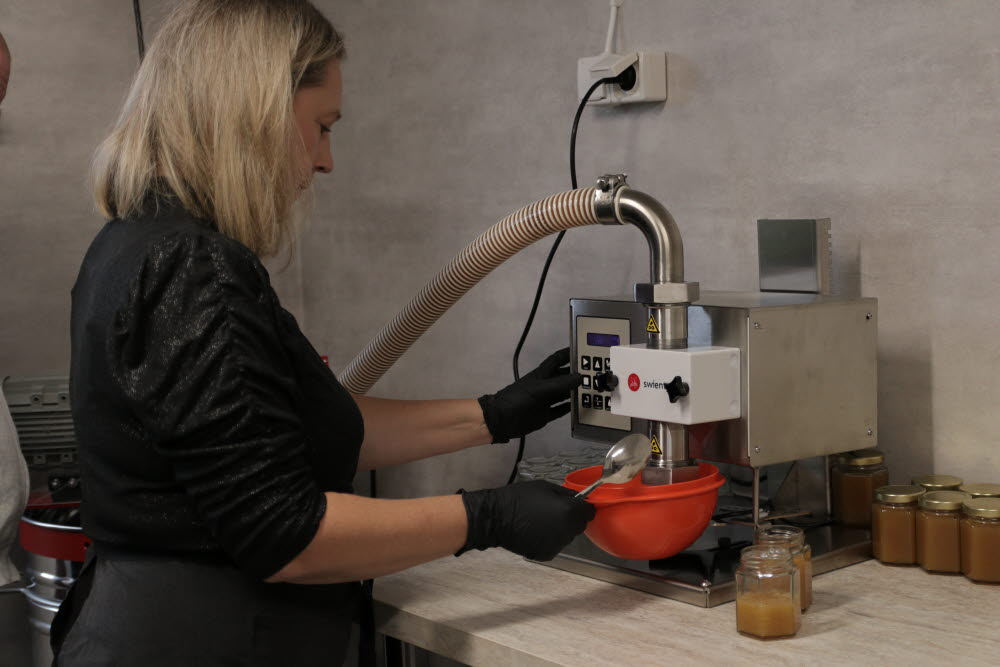 Biodlare Chatarina Berglund på Säljans bigård i Sandviken.