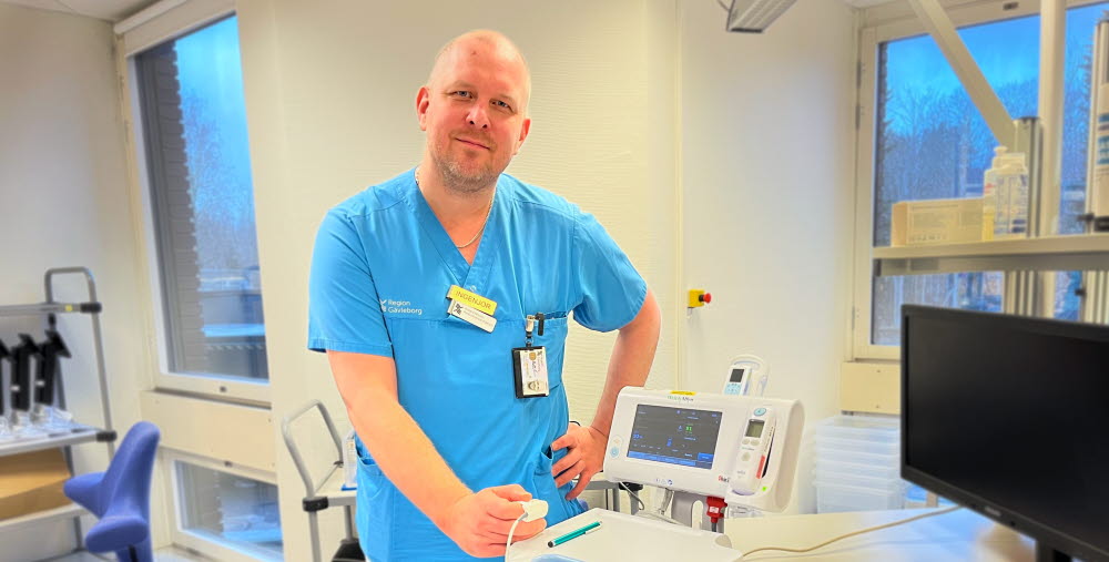 Rickard Nilsson, medicinteknisk ingenjör i Region Gävleborg jobbar med lösning för att vitalparametrar ska föras över automatiskt från monitor till Cosmic.