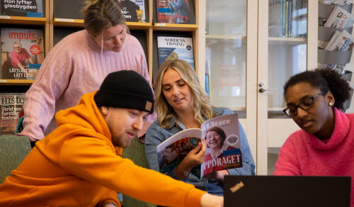 Kursdeltagare som studerar i bibliotek
