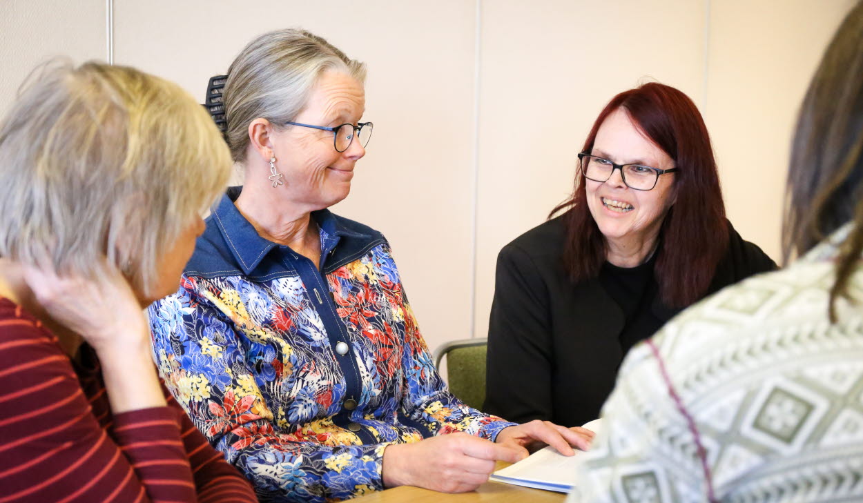 Kursdeltagare som sitter och studerar