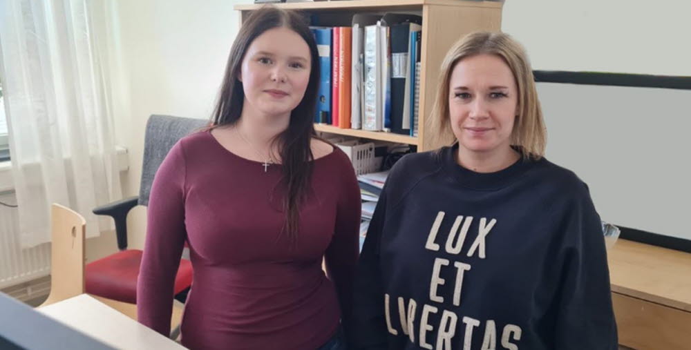 Studie- och yrkesvägledare Julia Wennbergen och hennes elev Tuva Kjellén Strandberg ståendes vid en dator inne på ett kontor