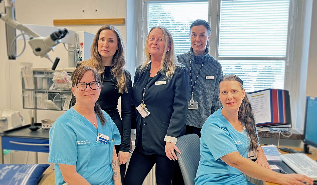 porträtt på personal i sjukvårdsrum.